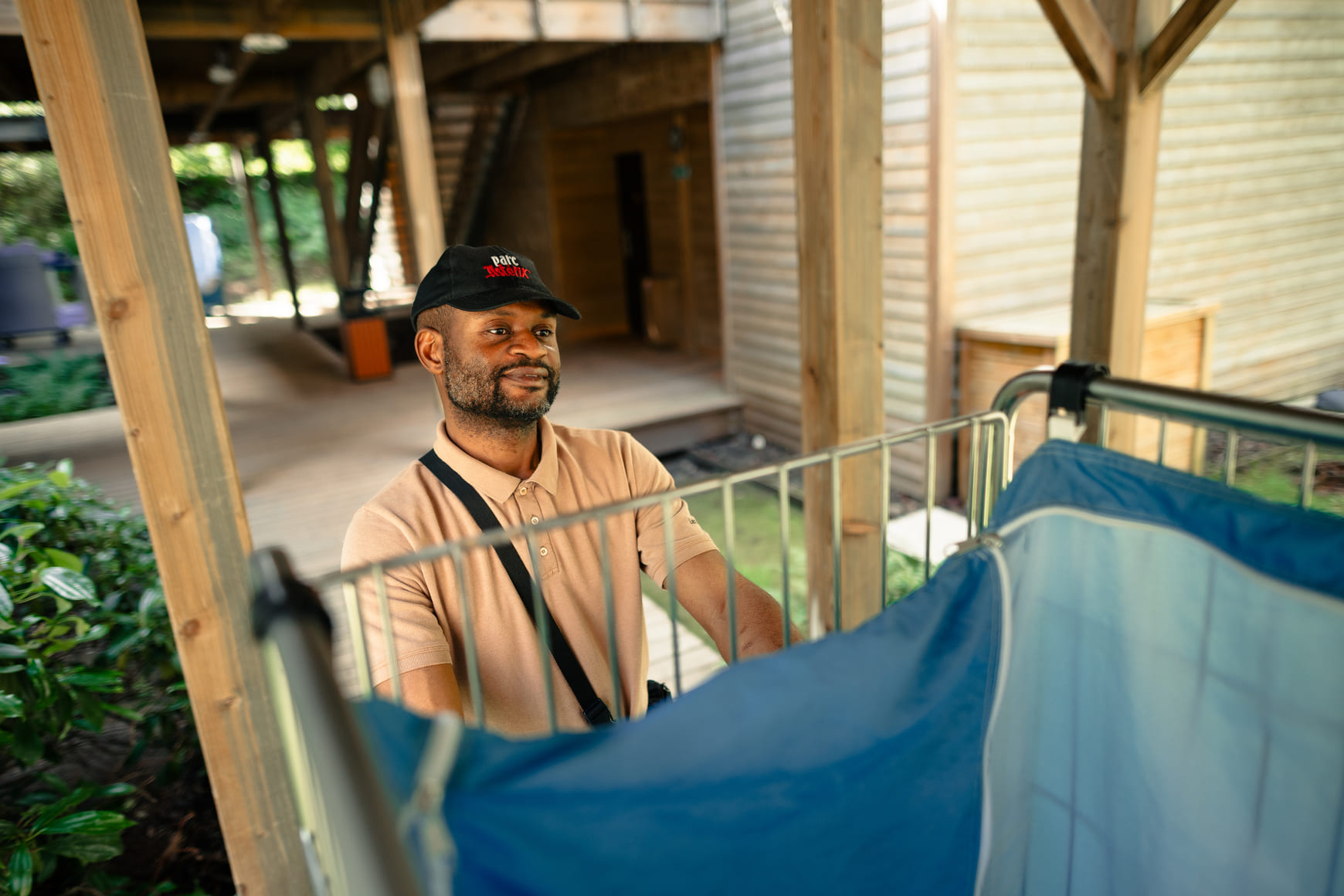 Un valet de chambre pousse un chariot de linge dans un hôtel du Parc Astérix.