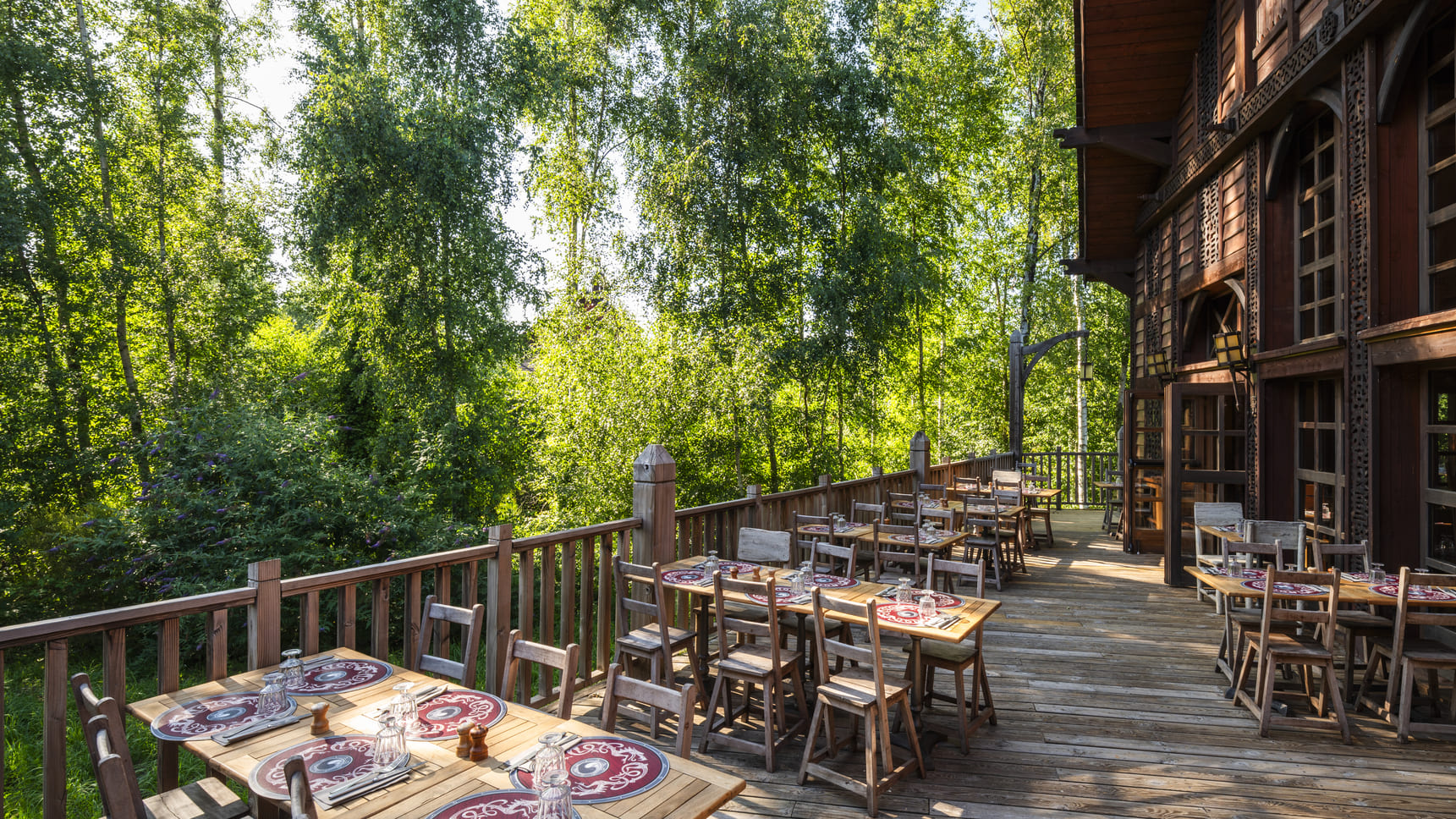 Terrasse du restaurant d’un hôtel du Parc Astérix.