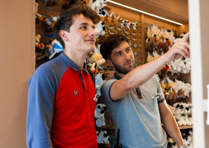 Deux assistants managers boutiques échangent autour des produits proposés dans une boutique du Parc Astérix.