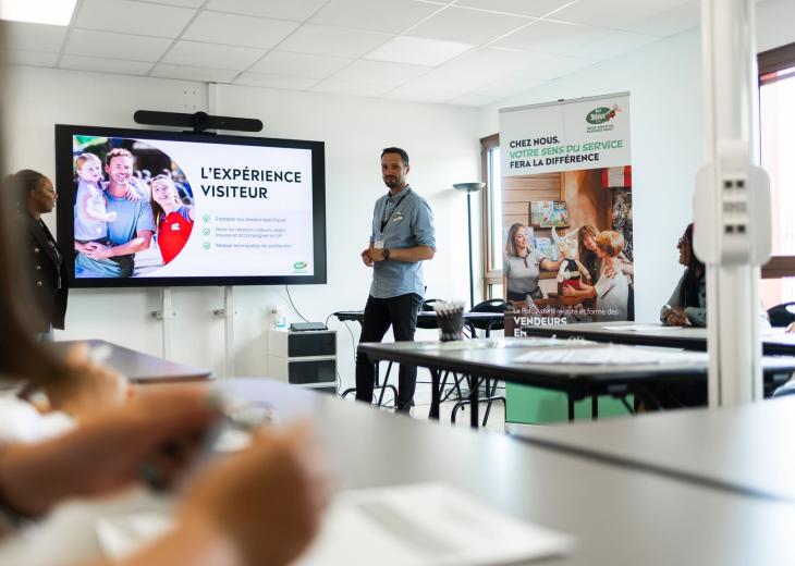 Un chargé de recrutement échange avec des candidats pendant une session de recrutement au Parc Astérix.