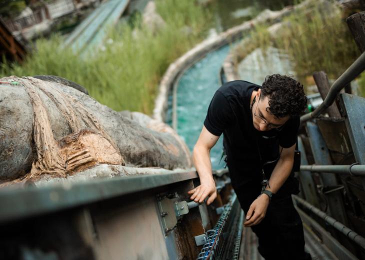 Un opérateur contrôle une attraction aquatique du Parc Astérix dans le cadre d’une opération de maintenance.