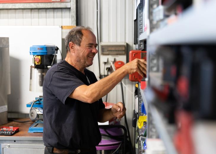 Un technicien de maintenance travaille dans un atelier du Parc Astérix.